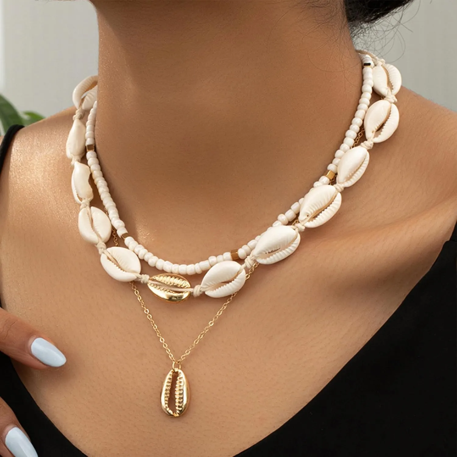 Cowrie Shell Necklace for Women Natural Sea Shell Beads Choker Necklace Adjustable Layered Seashell Pendant Necklace for Women Hawaiian Jewelry