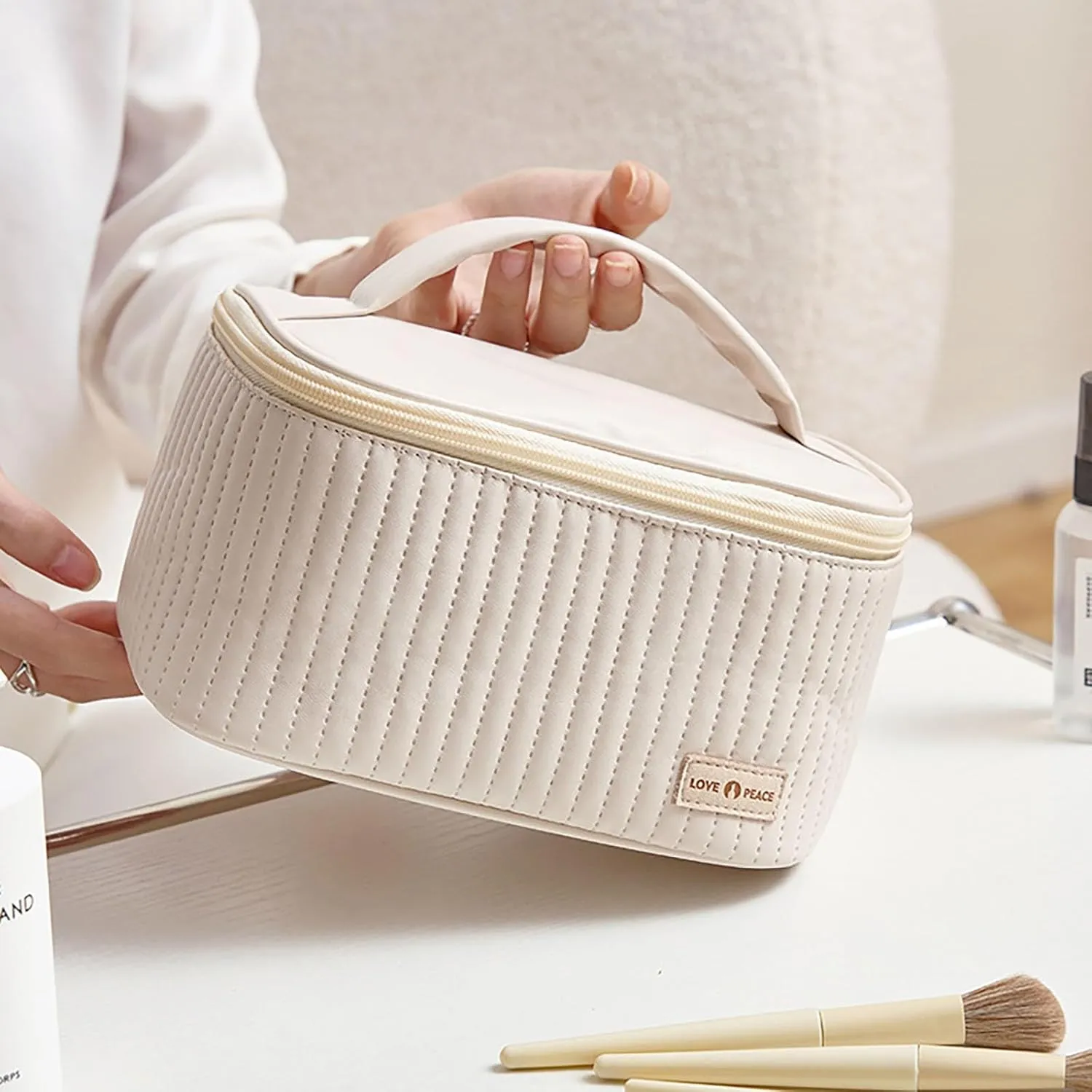 Quilted Makeup Bag with Zipper 8.4 * 5.4 Inch Pu Leather Waterproof Portable Pouch Open Flat Hanging Toiletry Bag for Women Large Cosmetic Bags for Wife Girlfriend Valentines Day Gifts